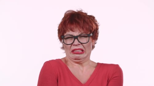 Une femme a vu un serpent, elle n'aime pas ça. Fond blanc