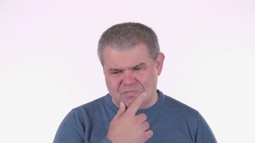 Der Mensch denkt über sein Leben nach. Weißer Hintergrund.