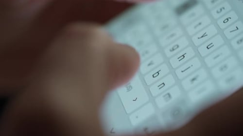 Weibliche Hände tippen Text auf Smartphone Nahaufnahme