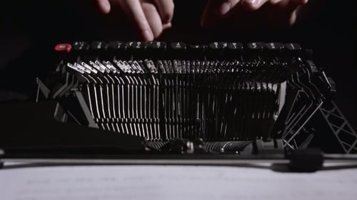 Un scénariste à la machine à écrire écrit un scénario pour le film