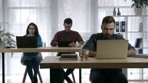 Équipe commerciale travaillant sur des appareils multimédias