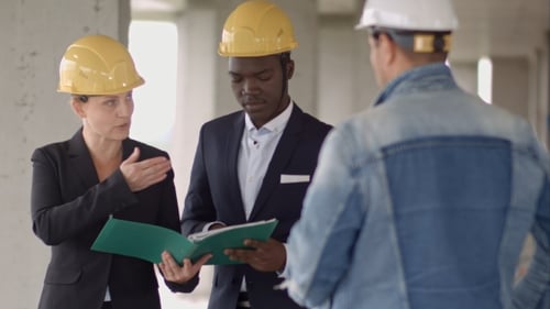 Homme d'affaires travaillant avec ingénieur architecte dans un chantier de construction de bâtiments avec vérification du plan directeur