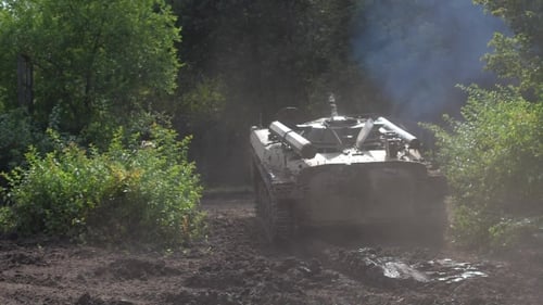Militärische Maschineninfanterie fährt auf der Straße am Schießstand