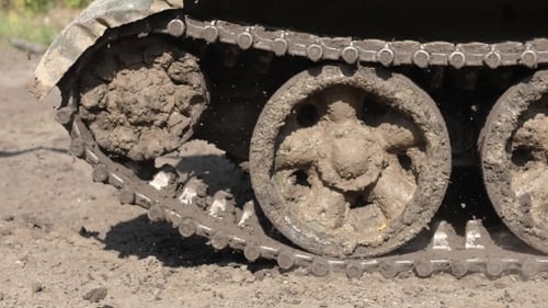 Caterpillar verfolgt Kriegspanzerfahrten auf der schlammigen Straße