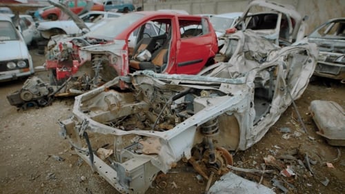 Zerstörtes rostiges Auto auf Schrott