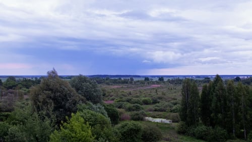 Europäische Landschaft im Regen