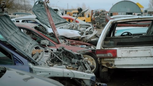 Schrottplatz mit alten Autos und Wrack