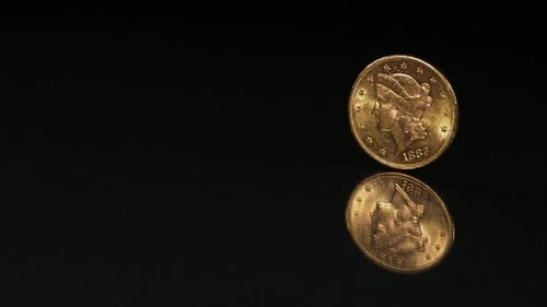 Goldene Münze dreht sich in extrem Zeitlupe