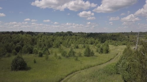 Leere Straßen. Flug über den Fluss hinauf. Luftbild-Landschaft