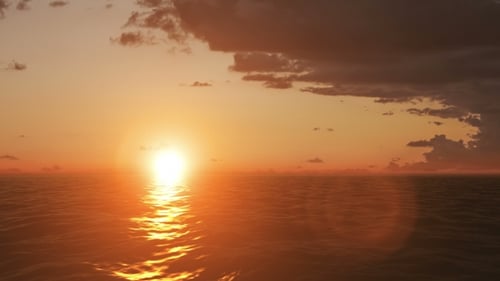 Wunderschöner Sonnenuntergang, erstaunliche Farben, Lichtstrahl, der durch die Wolke scheint