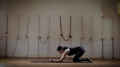 Jeune femme avec une bonne silhouette exécute Shirsasanu, c'est une pose inversée pour la restauration