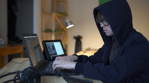 Hacker stiehlt Informationen