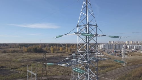 Hochspannungs-Stromturm und Stromleitungen hochfliegen