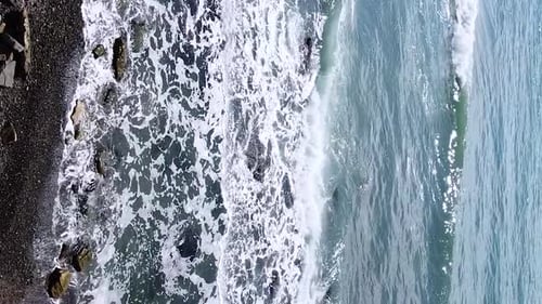 Vertical orientation video: Foamy sea waves. Sea expanse landscape