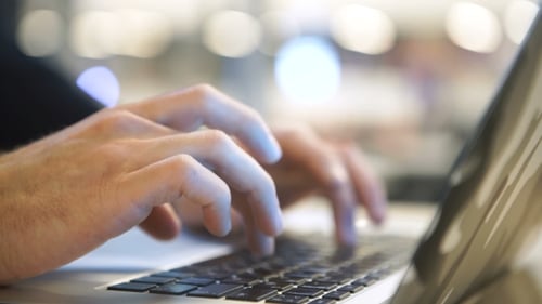 Geschäftsmann überprüft Börse seinen Laptop