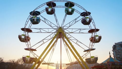 Riesenrad für Kinder mit Kabinen und Regenschirmen