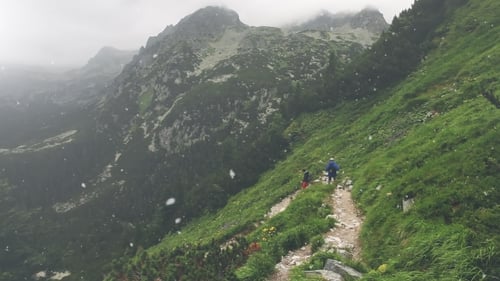 Groupe de touristes en randonnée dans les Hautes Tatras