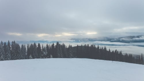 Montagnes d'hiver avec nuages.