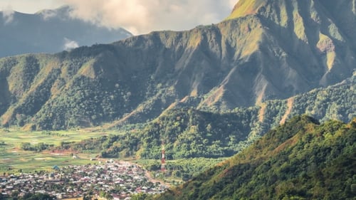 Vista sobre a vila de Sembalun e o topo da montanha, Lombok, Indonésia