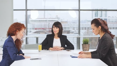 Geschäftsleute treffen sich im Büro
