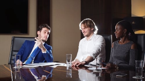 Chef diskutiert Zahlen mit seinem multiethnischen professionellen Team.