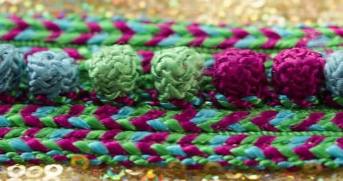 Motif de couleur tricoté sur tissu doré brillant avec gros plan à paillettes