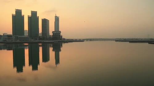 Nascer do sol na Ilha Al Reem na paisagem urbana de Abu Dhabi