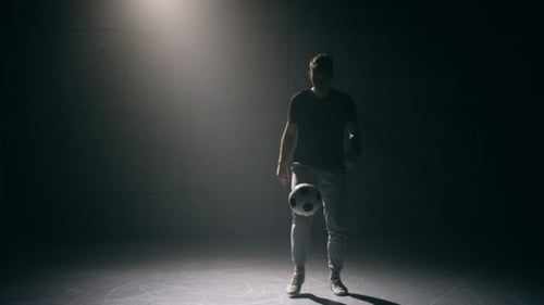 Junger Mann übt mit Fußball