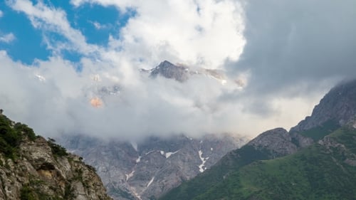 Wolken über den Bergen in Sairamsu, Kasachstan