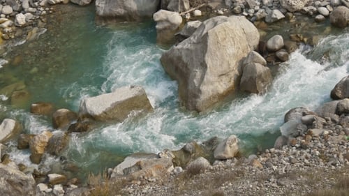 Bergfluss mit azurblauem Wasser
