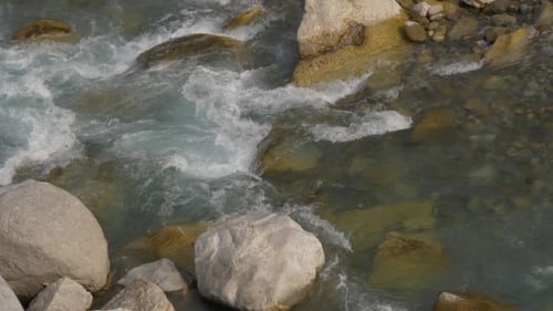 Mountain River mit grünem, klarem Wasser