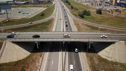 Luftaufnahme des Verkehrsknotenpunkts, Tag der Kreuzung der Verkehrswege