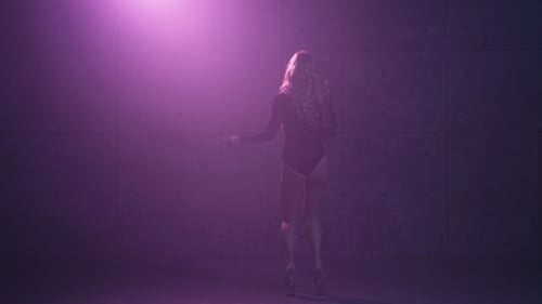 Verführerische Blondine führt einen erotischen Tanz auf