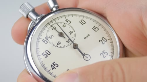 Une personne démarrant un chronomètre sur fond blanc