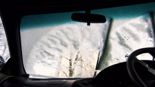 Rechte Auto-Scheibenwischer reinigen den Schnee