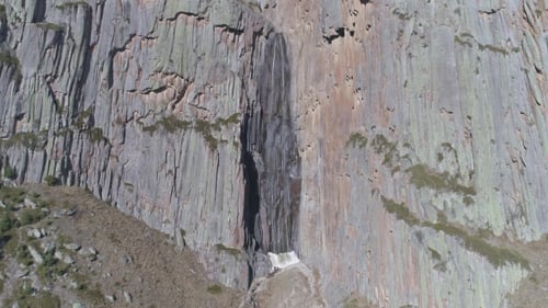 Aufstieg Entlang des Wasserfalls im Felsen