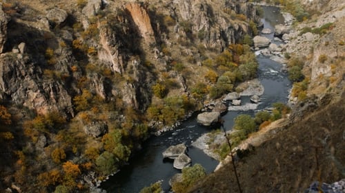 Gebirgsfluss fließt zwischen riesigen Felsen