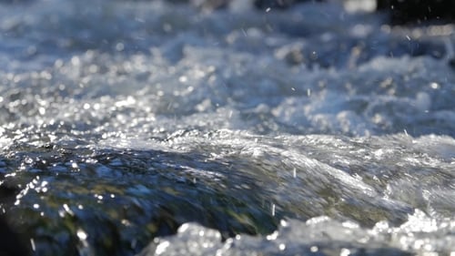 Débit d'eau avec mousse blanche