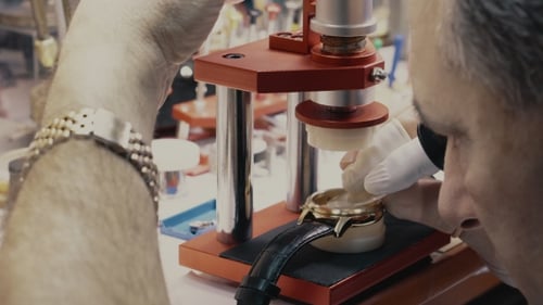L'horloger remplace le verre des montres-bracelets