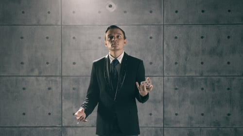 Illusionist führt Kartentrick durch
