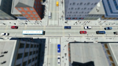 Cambio de inclinación de las personas que caminan y el tráfico en la ciudad