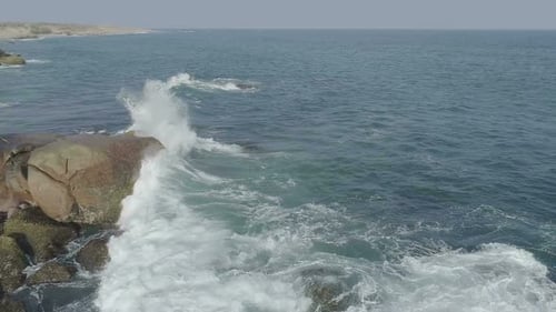 Olas chocando en las rocas