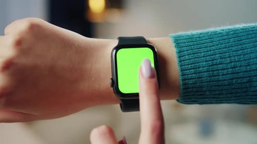 Mujer usando Smartwatch con Chroma Key Closeup