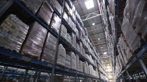 Étagères de boîtes en carton dans un entrepôt de stockage