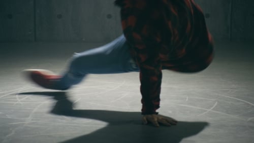 B-Boy tanzt Breakdance
