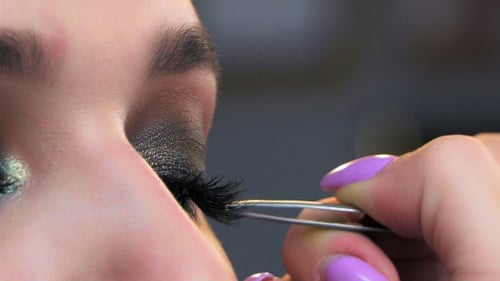 Stylist macht Make-up-Gesicht
