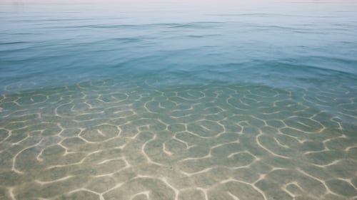 Caustiques de l'eau. Eau bleue avec caustiques brillants