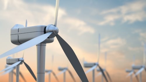 Turbinas de moinho de vento limpam a energia eólica no céu do nascer ou pôr do sol