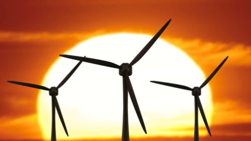 Schöne Landschaft mit Blick auf das Feld der Windturbine bei Sonnenuntergang
