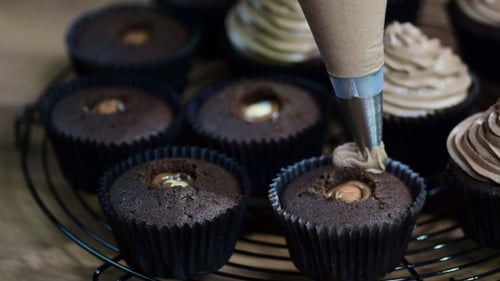 Cup-Cake mit Schokoladencreme dekorieren